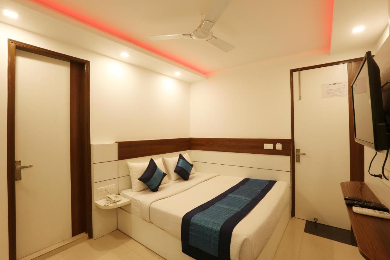 Hotel Sky Wood At Airport New Delhi Exterior photo